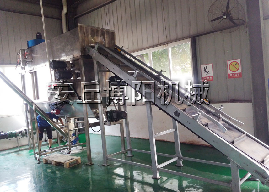 石灰粉自動拆包機(jī)的特點(diǎn) 無塵自動破袋機(jī)應(yīng)用廣泛