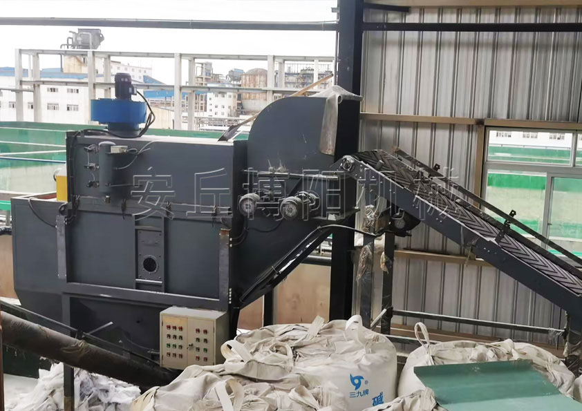 片堿自動(dòng)拆包機(jī)有哪些優(yōu)勢(shì)特點(diǎn)呢？