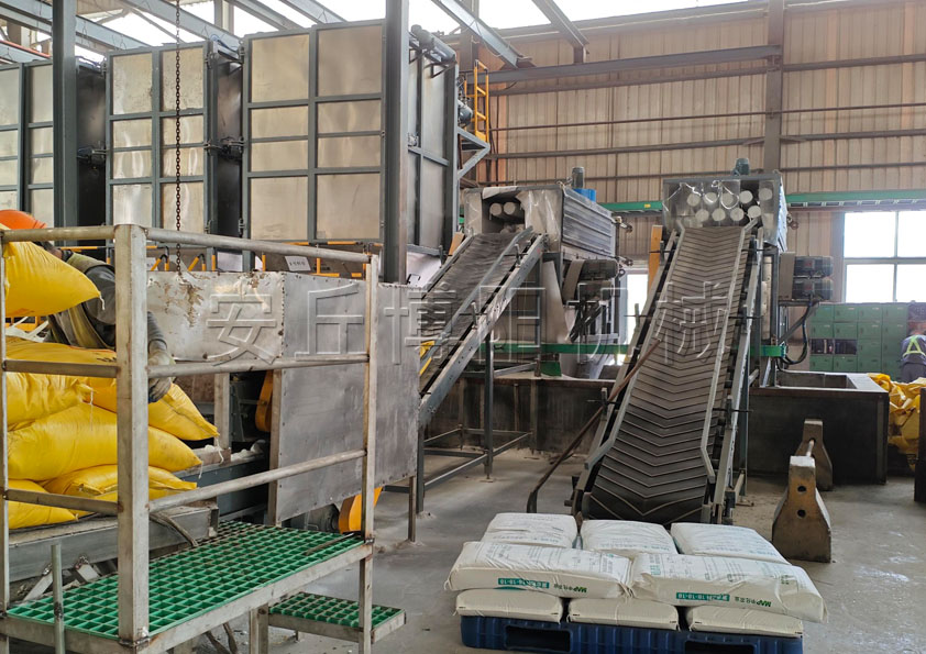 片堿自動拆袋機應用 堿粉自動拆包卸料機優勢